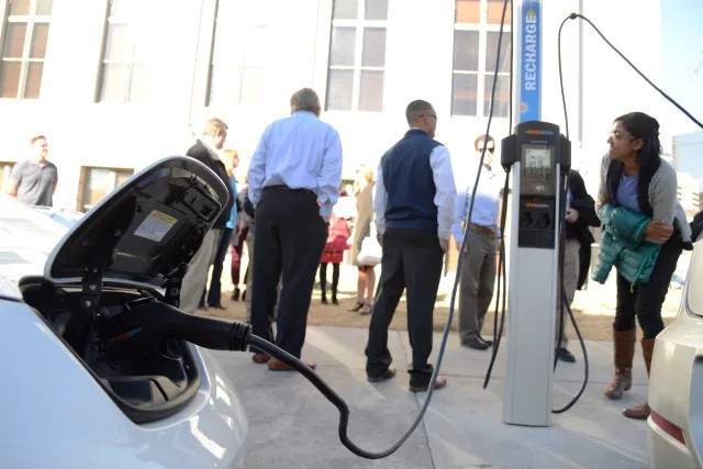 電動(dòng)汽車充電樁使用常見問題及解決方案